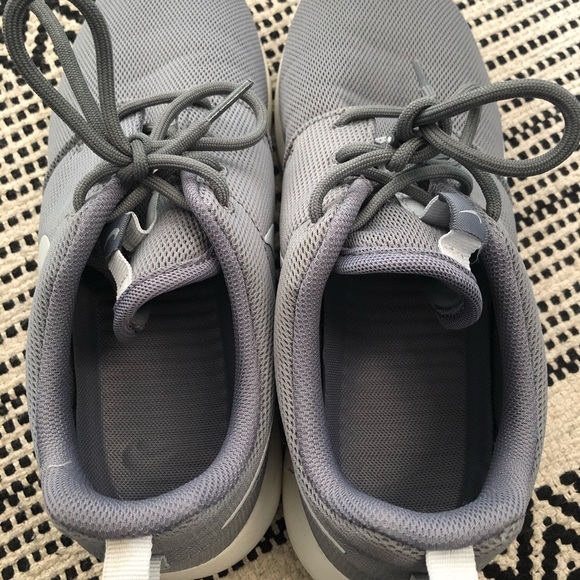 LIKE NEW NIKE ROSHES - Picture 7 of 7